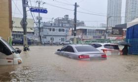 Mưa 'trăm năm có một' biến đường sá thành sông ở Hàn Quốc 