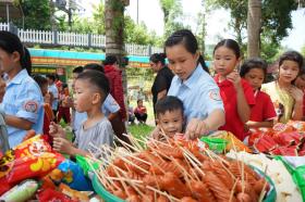 Trung thu của học sinh Làng Nủ, chia kẹo cho những chỗ ngồi đã trống  第1张