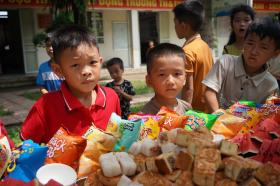 Trung thu của học sinh Làng Nủ, chia kẹo cho những chỗ ngồi đã trống