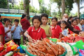 Trung thu của học sinh Làng Nủ, chia kẹo cho những chỗ ngồi đã trống