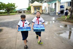 Tặng gần 200.000 hộp sữa cho học sinh ngày tựu trường