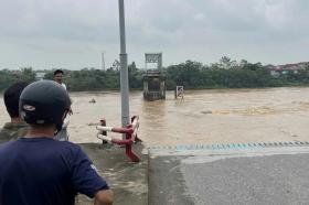 Mưa lớn nước chảy xiết, khó tìm kiếm nạn nhân vụ sập cầu Phong Châu