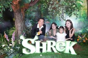 Thùy Chi, Quang Tuấn bất ngờ với dàn diễn viên của nhạc kịch &quot;Shrek&quot;