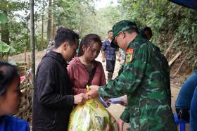 Tột cùng nỗi đau anh công nhân mất 5 người thân vì sạt lở, đám tang làm bên chuồng trâu  第4张