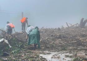 Tột cùng nỗi đau anh công nhân mất 5 người thân vì sạt lở, đám tang làm bên chuồng trâu