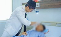  Em trai cầm kéo đuổi mèo hoang không may đâm xuyên đầu chị 