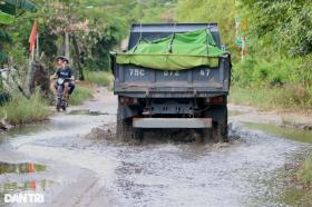 Người dân &quot;đánh vật&quot; trên 3km tỉnh lộ chằng chịt ổ gà ở Thừa Thiên Huế