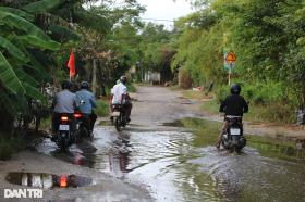 Người dân &quot;đánh vật&quot; trên 3km tỉnh lộ chằng chịt ổ gà ở Thừa Thiên Huế