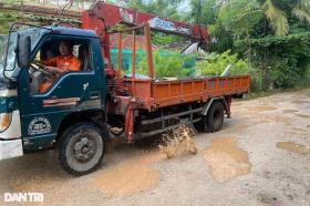 Người dân &quot;đánh vật&quot; trên 3km tỉnh lộ chằng chịt ổ gà ở Thừa Thiên Huế