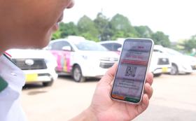 Quét mã QR báo Tuổi Trẻ trên taxi Vinasun ủng hộ đồng bào bão lũ