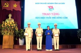  Trao tặng Huy hiệu Tuổi trẻ dũng cảm cho 3 đoàn viên cứu người đuối nước 第1张