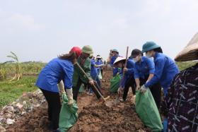  Bí thư T.Ư Đoàn thăm, tặng quà người dân vùng lũ lụt Hải Dương, Thái Bình 