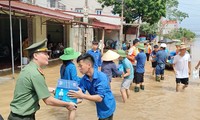  Bí thư T.Ư Đoàn thăm, tặng quà người dân vùng lũ lụt Hải Dương, Thái Bình 第17张