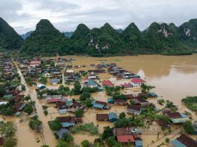 Quảng Bình: Nước lên cao 2m, nông dân Tân Hoá quá quen, lên nhà phao ở, bình thản với lũ