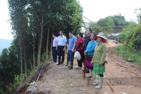 Phó Chủ tịch Trung ương Hội Nông dân Việt Nam Phạm Tiến Nam thăm, tặng quà bà con vùng lũ Bắc Hà (Lào Cai)