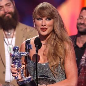 Taylor Swift phá kỷ lục của Beyoncé, gửi lời cảm ơn bạn trai  第1张