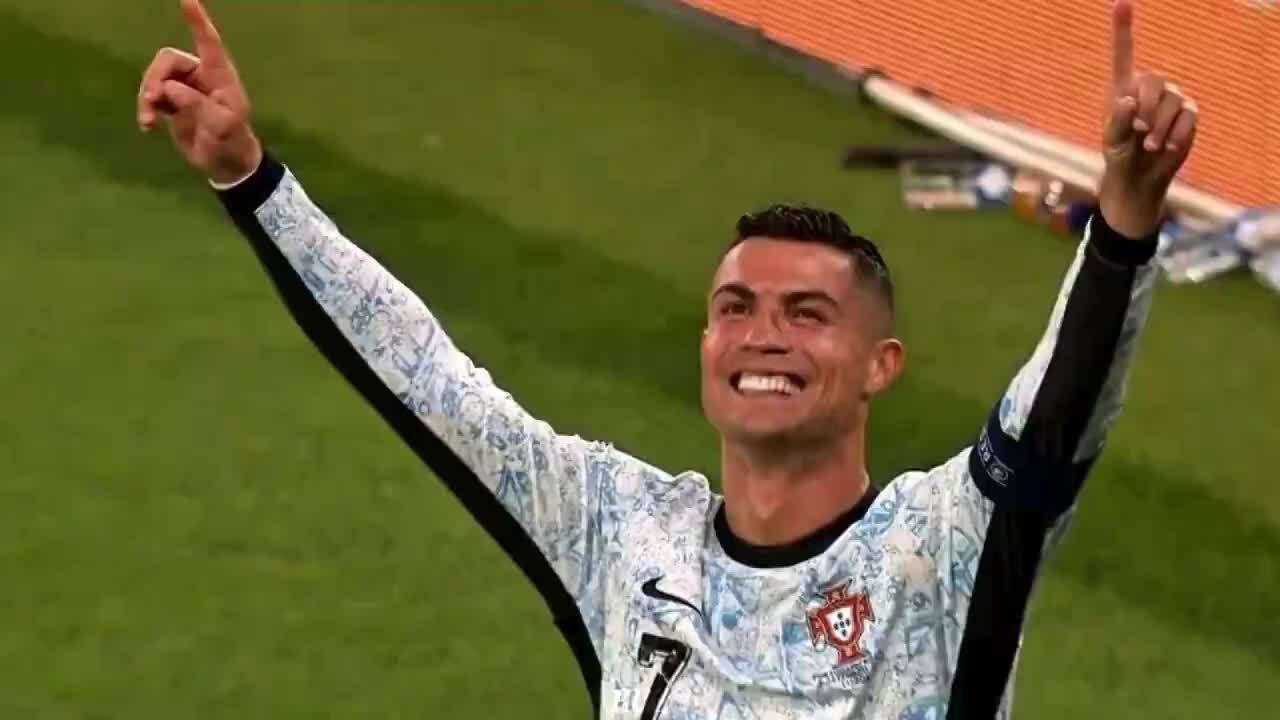 Ronaldo chạm mốc ghi 900 bàn 