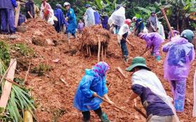 Hà Nội: Nhà gần hồ Hoàn Kiếm bị nghiêng sau bão số 3, một gia đình 6 người sơ tán  第3张