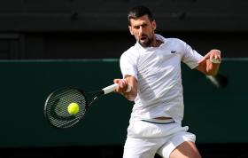 Djokovic vất vả vượt qua vòng hai Wimbledon