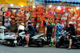 Lồng đèn kiểu mới &quot;cháy&quot; hàng, tiểu thương 4 ngày bán 1.200 cái vẫn than