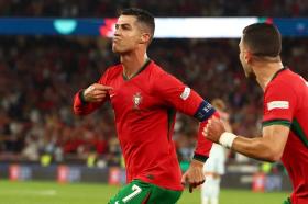 Ronaldo ghi bàn giúp Bồ Đào Nha hạ Scotland, Tây Ban Nha thắng đậm Thụy Sĩ