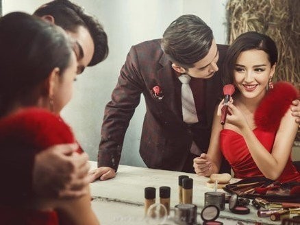  &apos;Trai bao&apos; nghẹn đắng vì chỉ sau một năm chơi bời, quý bà đại gia hất bỏ thay tình mới không thương tiếc 