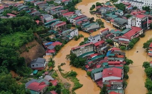 Cô giáo Yên Bái lấm lem bùn đất, ăn mì tôm sống: &quot;Không chỉ có tôi, ai cũng vất vả vì việc chung&quot;  第7张