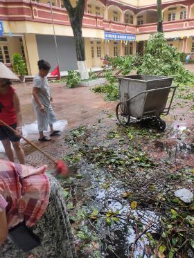 Trường học ở Hà Nội bị ngập nước, tường đổ sau bão Yagi: Học sinh đi học hay nghỉ?