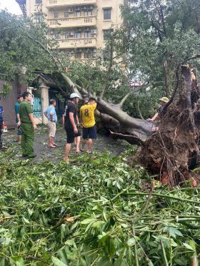 Trường học ở Hà Nội bị ngập nước, tường đổ sau bão Yagi: Học sinh đi học hay nghỉ?