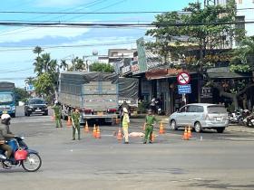  Đi bộ qua đường, người phụ nữ bị ô tô tải cán tử vong 第1张