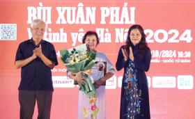 Ông Hoàng Đạo Kính nhận Giải thưởng Bùi Xuân Phái - Vì tình yêu Hà Nội