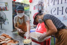 “Bữa Cơm Yêu Thương”: Người nhà bệnh nhân sẵn sàng nhường cơm sẻ áo gây xúc động  第5张