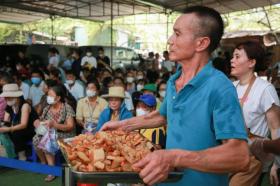 “Bữa Cơm Yêu Thương”: Người nhà bệnh nhân sẵn sàng nhường cơm sẻ áo gây xúc động  第28张