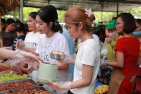 “Bữa Cơm Yêu Thương”: Người nhà bệnh nhân sẵn sàng nhường cơm sẻ áo gây xúc động  第38张