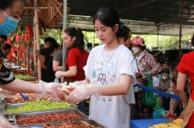 “Bữa Cơm Yêu Thương”: Người nhà bệnh nhân sẵn sàng nhường cơm sẻ áo gây xúc động  第43张