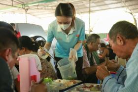 “Bữa Cơm Yêu Thương”: Người nhà bệnh nhân sẵn sàng nhường cơm sẻ áo gây xúc động  第52张