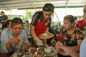 “Bữa Cơm Yêu Thương”: Người nhà bệnh nhân sẵn sàng nhường cơm sẻ áo gây xúc động  第53张