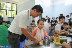 “Bữa Cơm Yêu Thương”: Người nhà bệnh nhân sẵn sàng nhường cơm sẻ áo gây xúc động  第57张