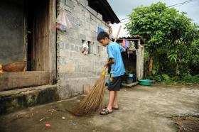 Người chồng mù mong có mái nhà kiên cố để vợ con không lo sập mỗi đêm  第6张