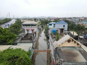 Hàng trăm phần quà cứu trợ người dân Hà Nam bị nước lũ &quot;bủa vây&quot;