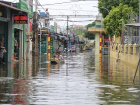 Hàng trăm phần quà cứu trợ người dân Hà Nam bị nước lũ &quot;bủa vây&quot;  第3张