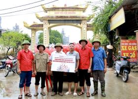 Hàng trăm phần quà cứu trợ người dân Hà Nam bị nước lũ &quot;bủa vây&quot;