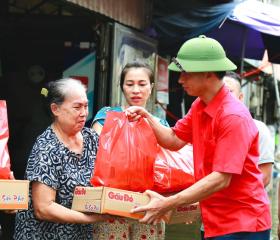 Hàng trăm phần quà cứu trợ người dân Hà Nam bị nước lũ &quot;bủa vây&quot;