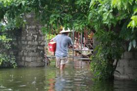 Hàng trăm phần quà cứu trợ người dân Hà Nam bị nước lũ &quot;bủa vây&quot;