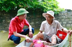 Hàng trăm phần quà cứu trợ người dân Hà Nam bị nước lũ &quot;bủa vây&quot;  第10张