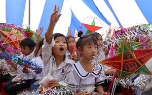 Hàng trăm phần quà cứu trợ người dân Hà Nam bị nước lũ &quot;bủa vây&quot;  第16张