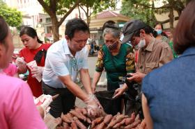 Á khôi Áo dài Việt Nam 2024 Nguyễn Khánh Linh dành tặng hơn 400kg khoai lang cho bệnh nhân hoàn cảnh khó khăn  第9张