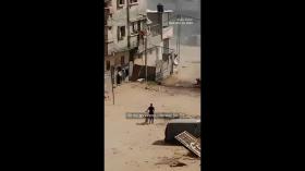 Khoảnh khắc đám đông cứu người ở Gaza bị phóng đạn 