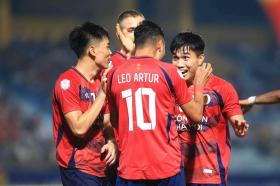 Leo Artur lập hat-trick, CLB CAHN huỷ diệt Lion City  第10张