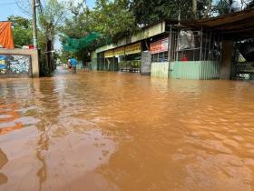  Bơi xuồng trong sân trường ở TP Biên Hòa, hàng ngàn học sinh phải nghỉ 第4张